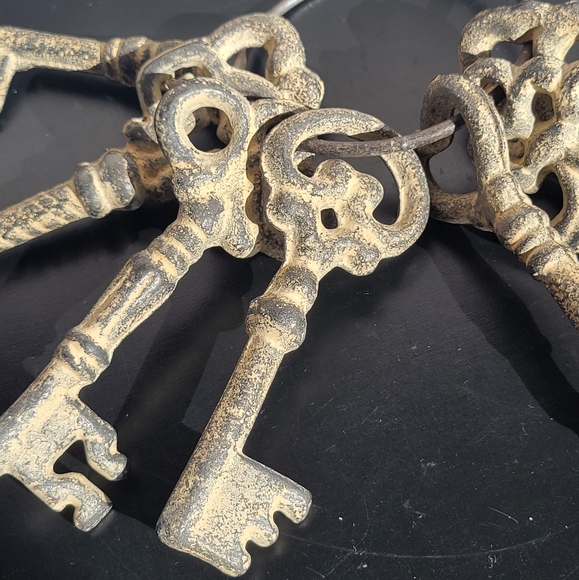 Antique Set of 7 Unique Skeleton Keys - Picture 8 of 16